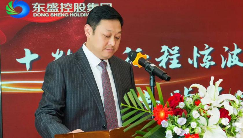 十數載征程驚波瀾，品質如一；聚眾志踔厲筑基業，德信為本